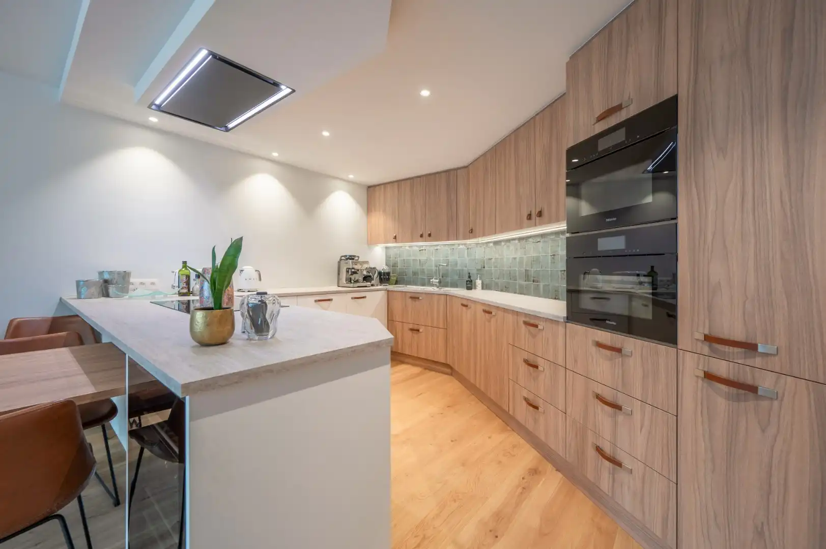 Uitzonderlijk breed appartement met aangenaam zicht op groen en villa's van Het Zoute, gelegen in residentie tussen Driehoeksplein en Ijzerzerpark. foto 7