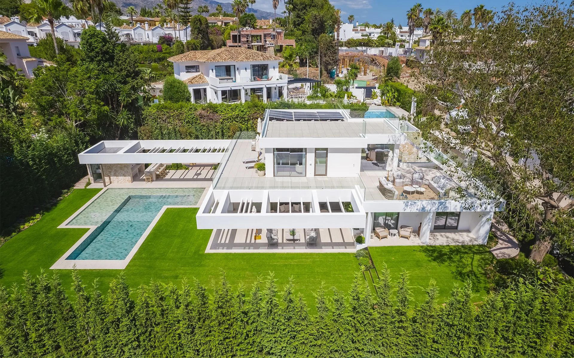Ongeëvenaarde luxe met deze fantastische villa! In het hart van Nueva Andalucia foto {{pictureIndex}}