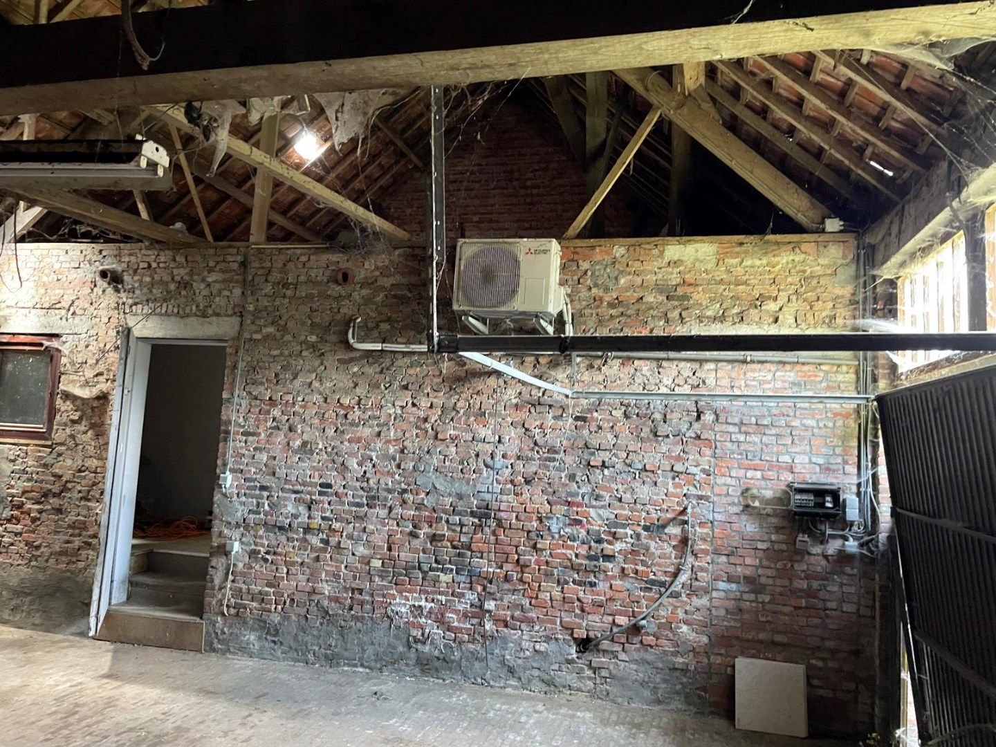 Appartementsgebouw met aanpalende schuur foto 12