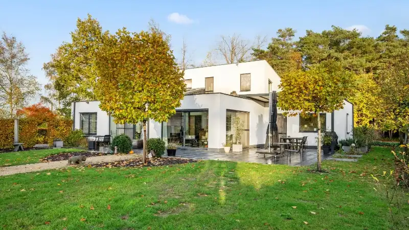 Moderne villa 247m² met bijgebouw-garage en zwembad op 58 are foto 2