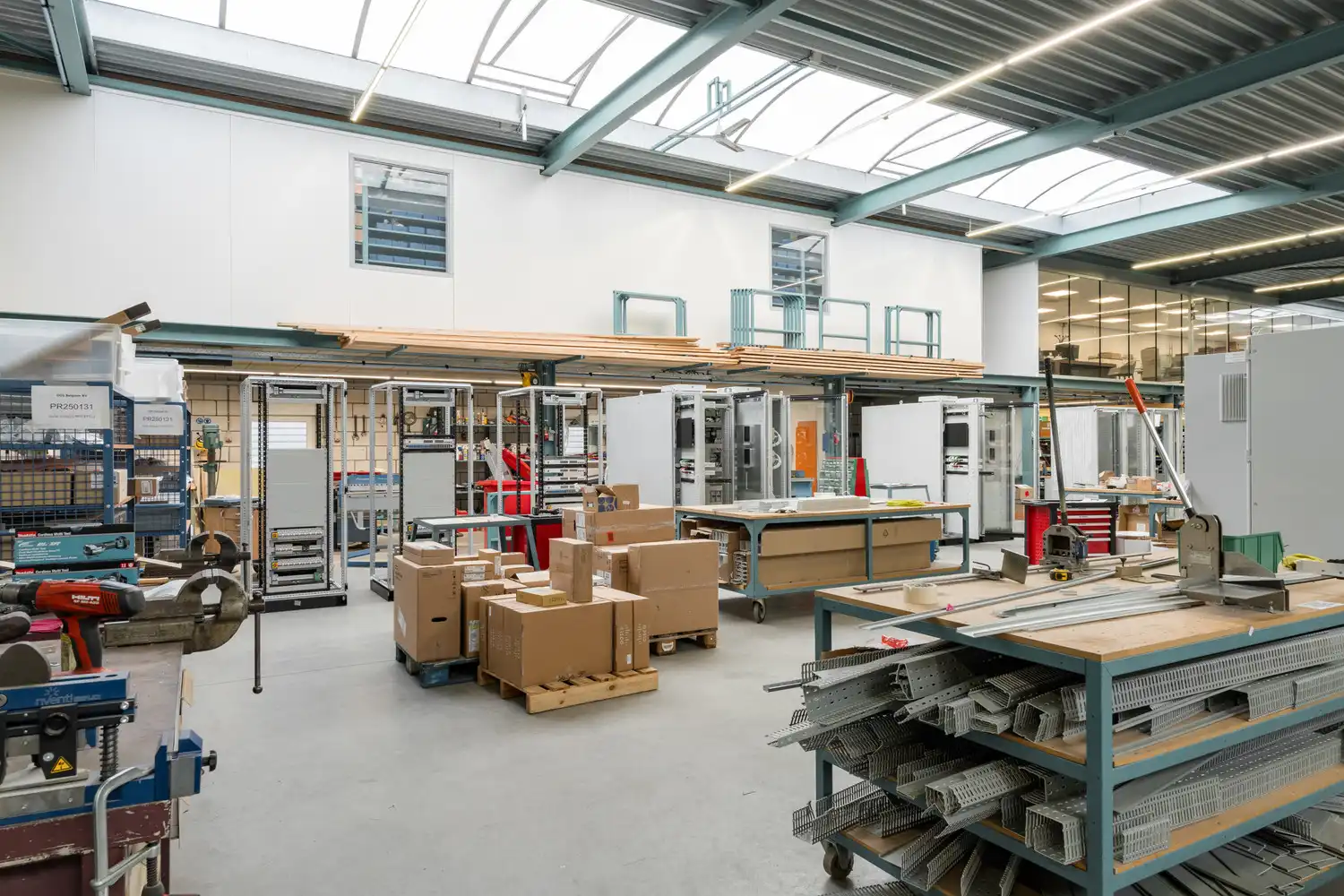 BEDRIJFSPAND MET CONCIERGEWONING foto 94