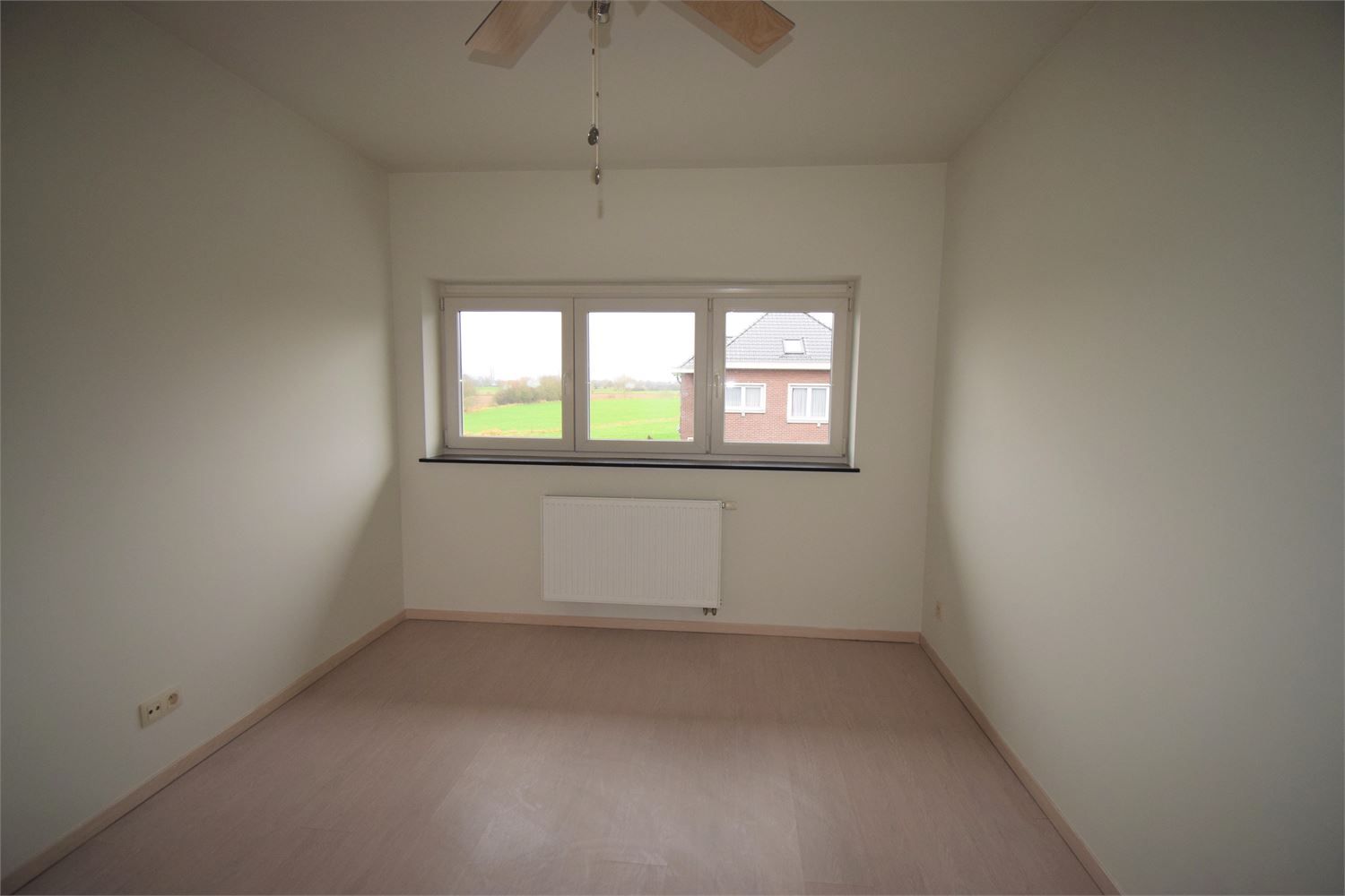 Halfopen bebouwing met drie slaapkamers, garage en tuin foto 9