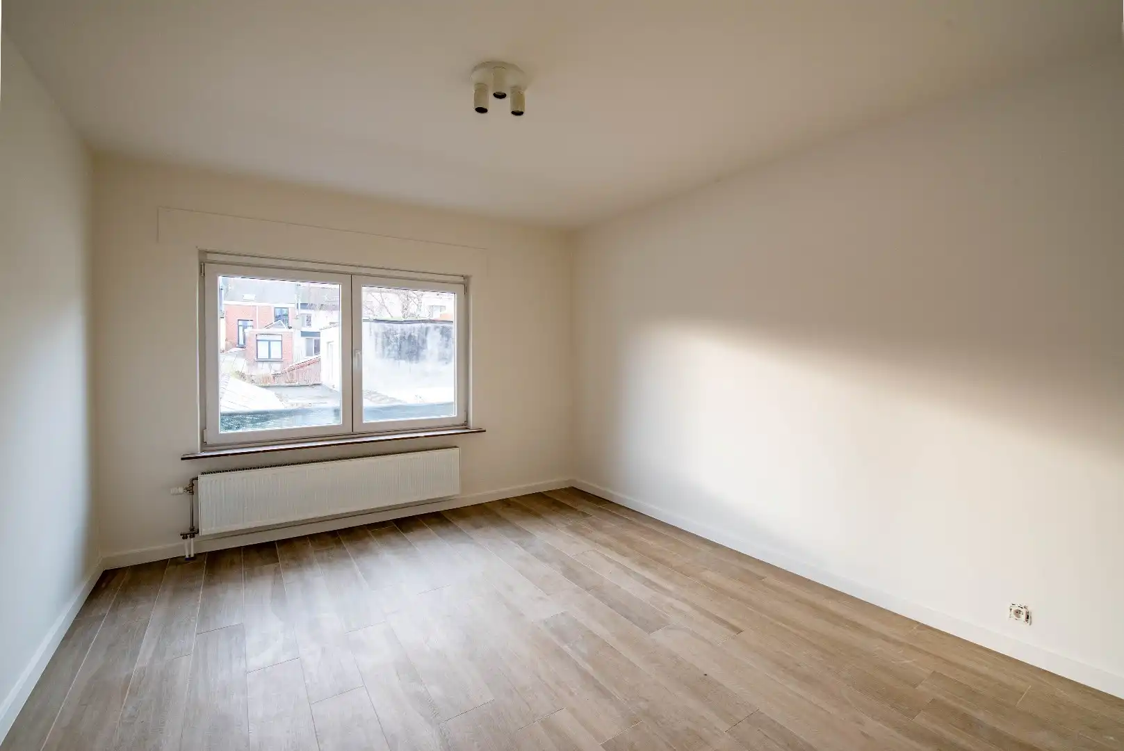 Volledig gerenoveerd appartement met 2 slk en terras foto 10