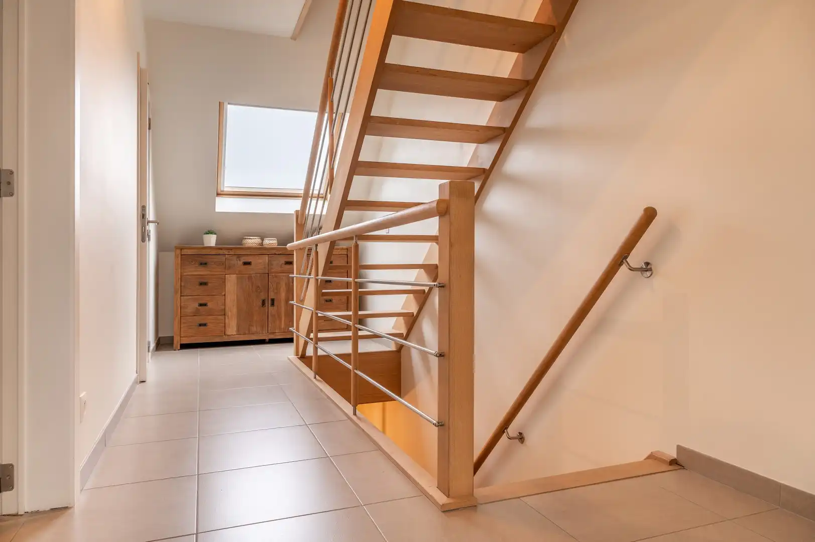 Ruim triplex appartement met berging foto 10