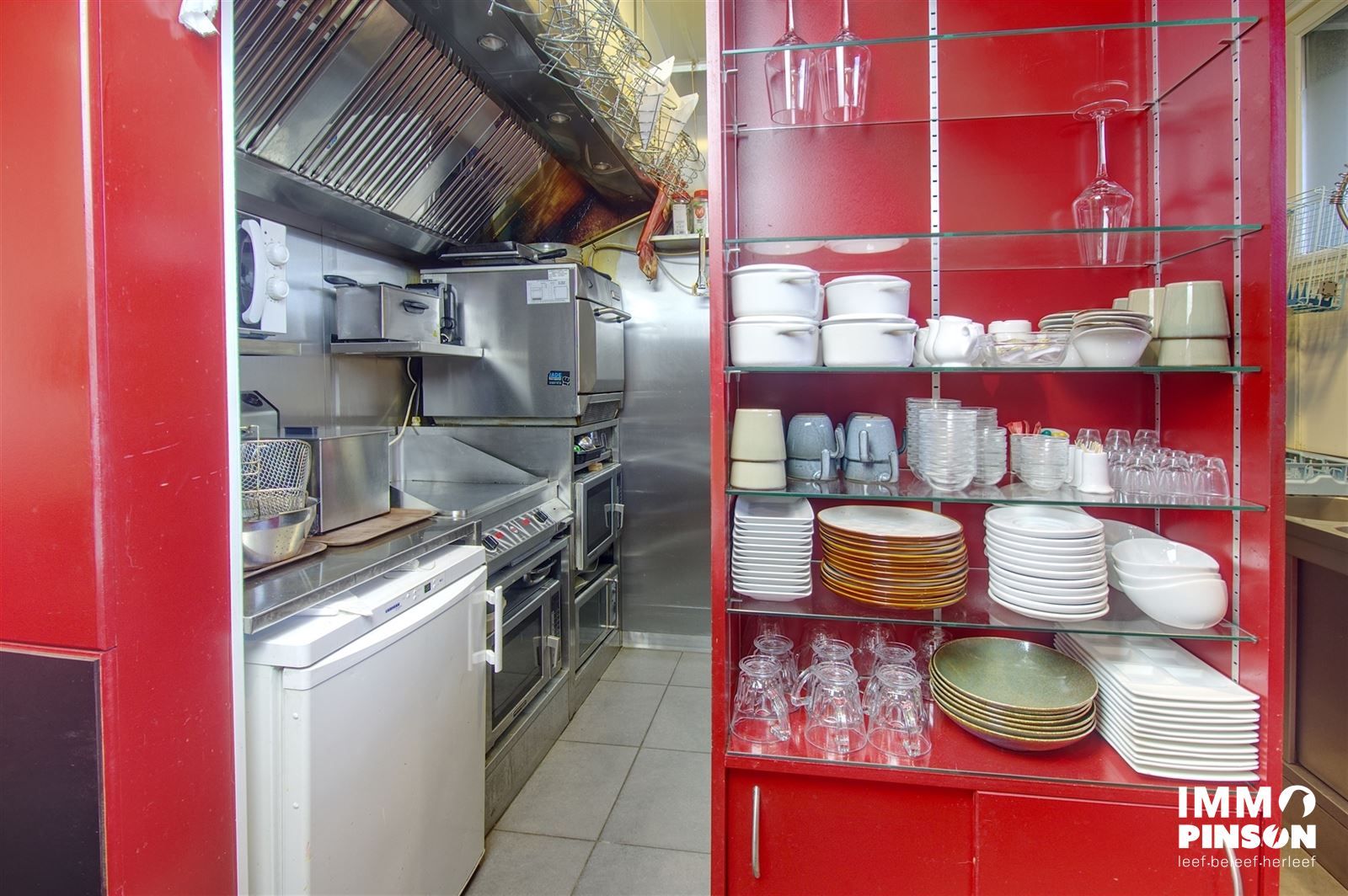 Goed uitgerust restaurant of handelspand foto 8