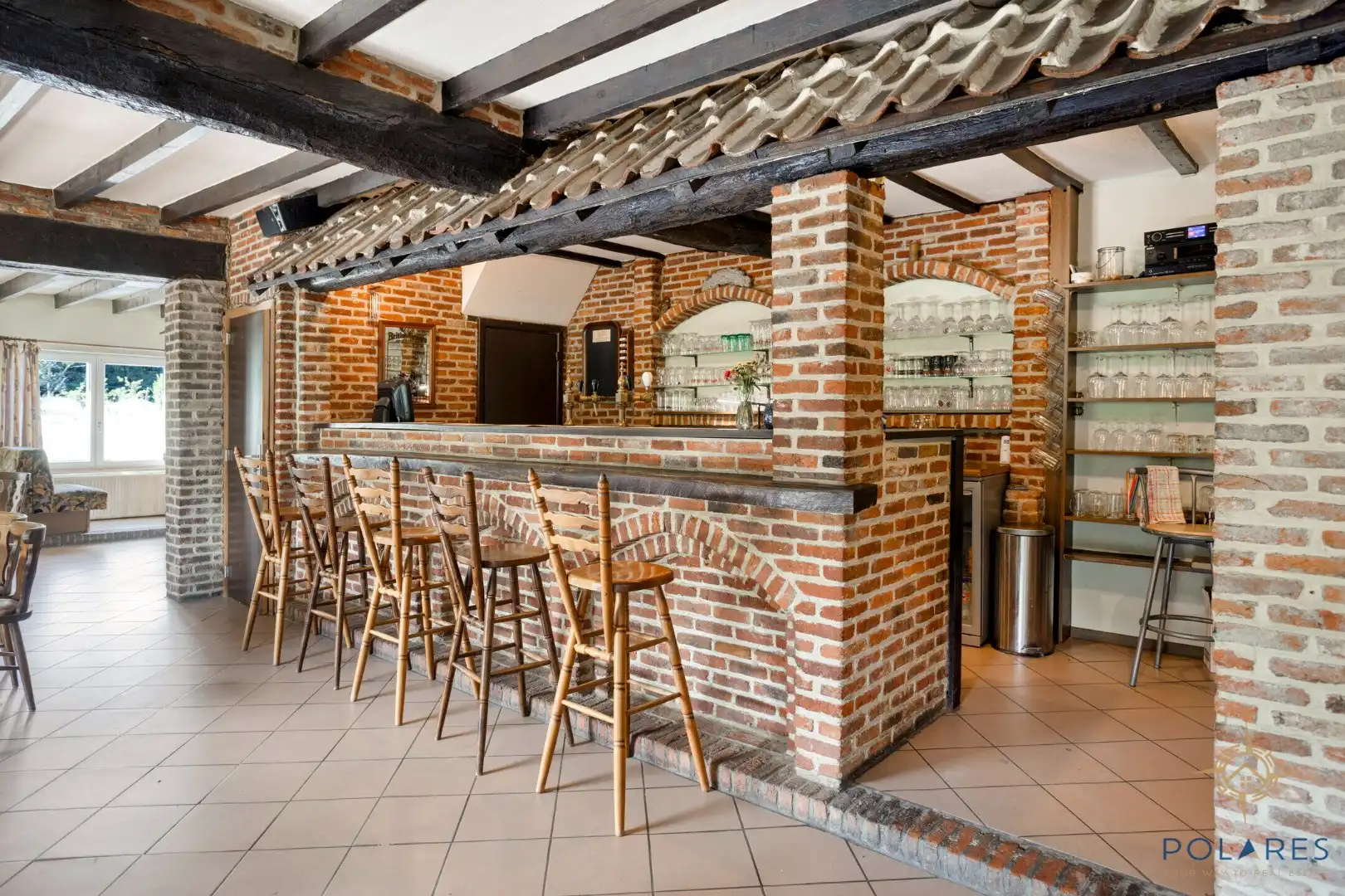 Goed gelegen taverne met woonst en grote parking foto 7