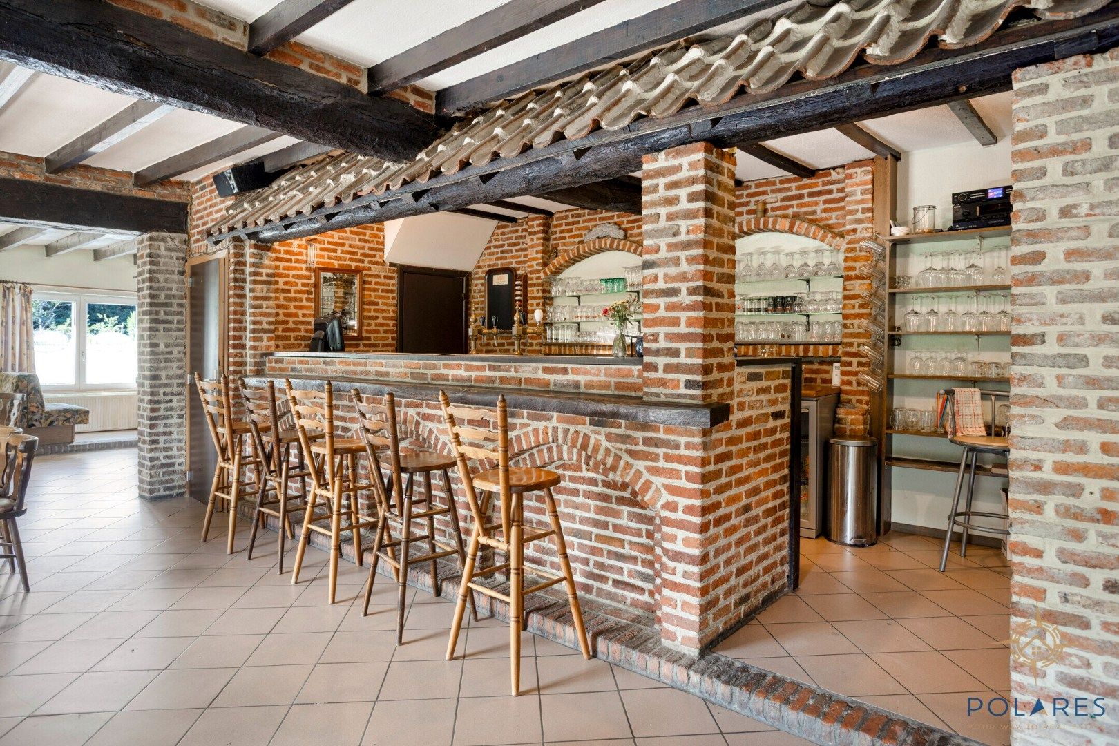 Goed gelegen taverne met woonst en grote parking foto 7