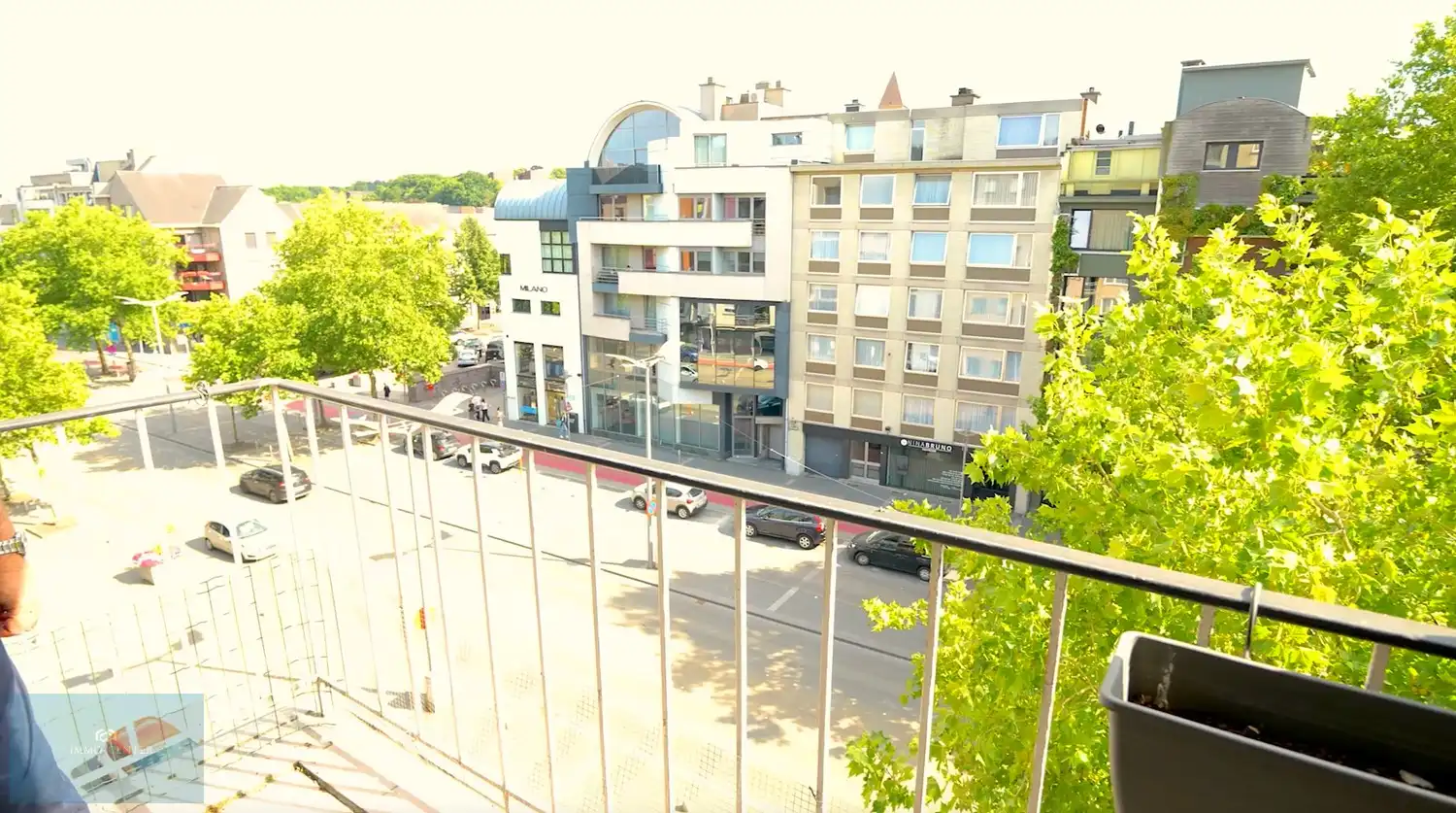 Te huur – Ruim 2-slaapkamerappartement met autostaanplaats in het centrum van Genk foto 6
