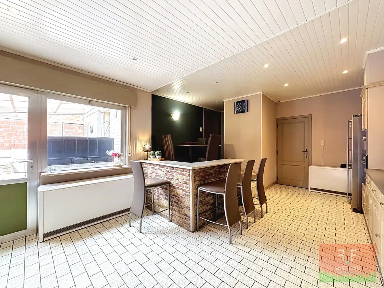 Halfopen bebouwing met 5 slaapkamers, ruime garage en grote tuin te Bavegem foto 8