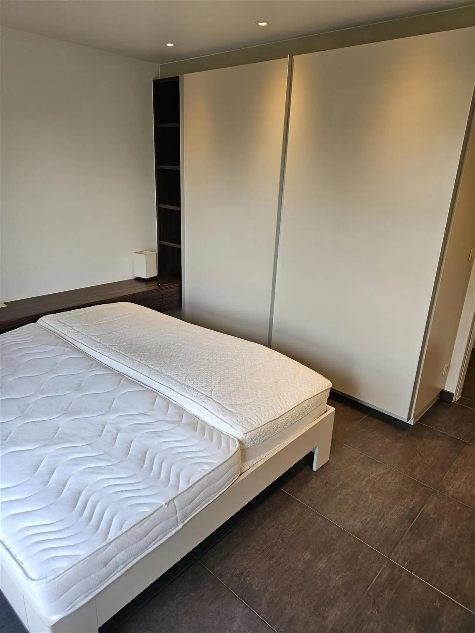 Luxueus afgewerkt, gemeubeld twee slaapkamer appartement met terras en garage. foto 11