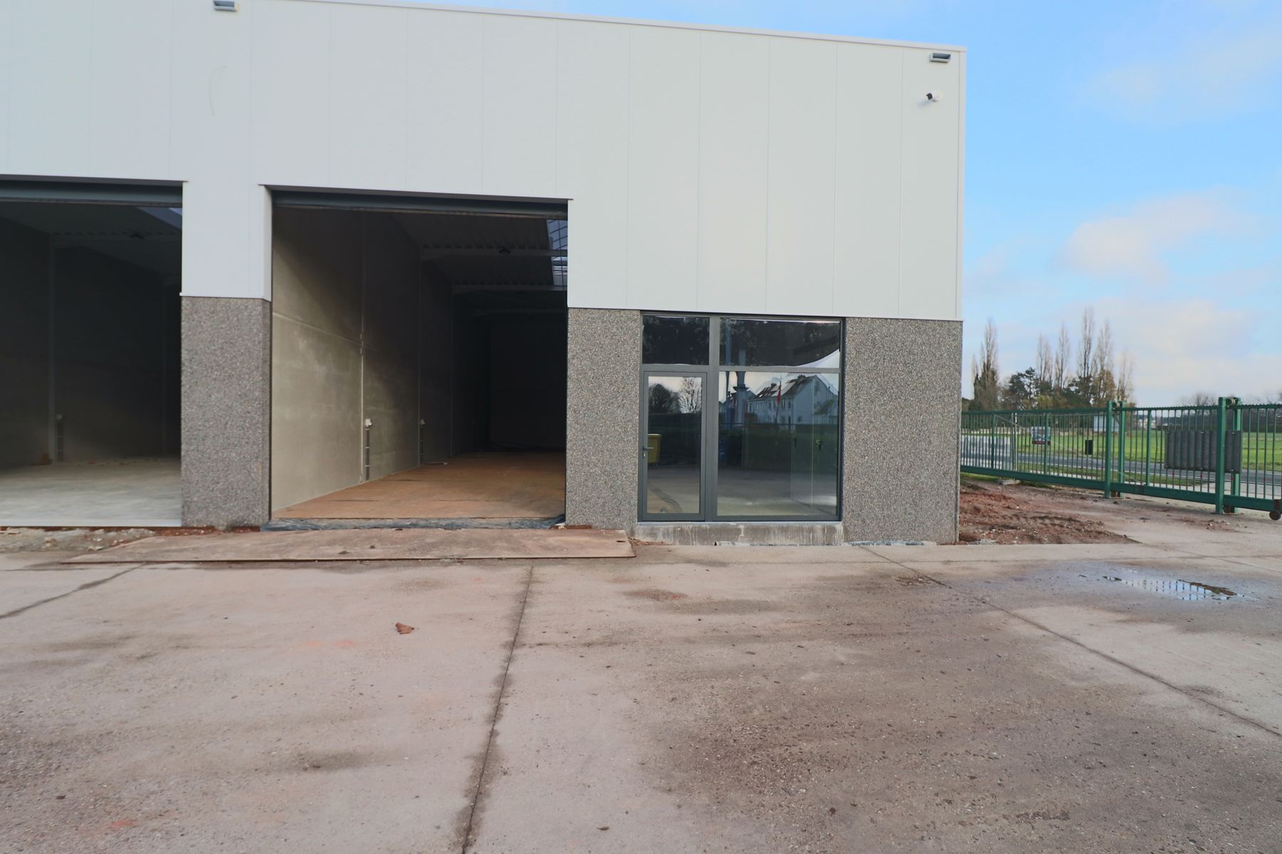 Een nieuwbouw opslag- / bedrijfsruimte van 275 m². foto {{pictureIndex}}