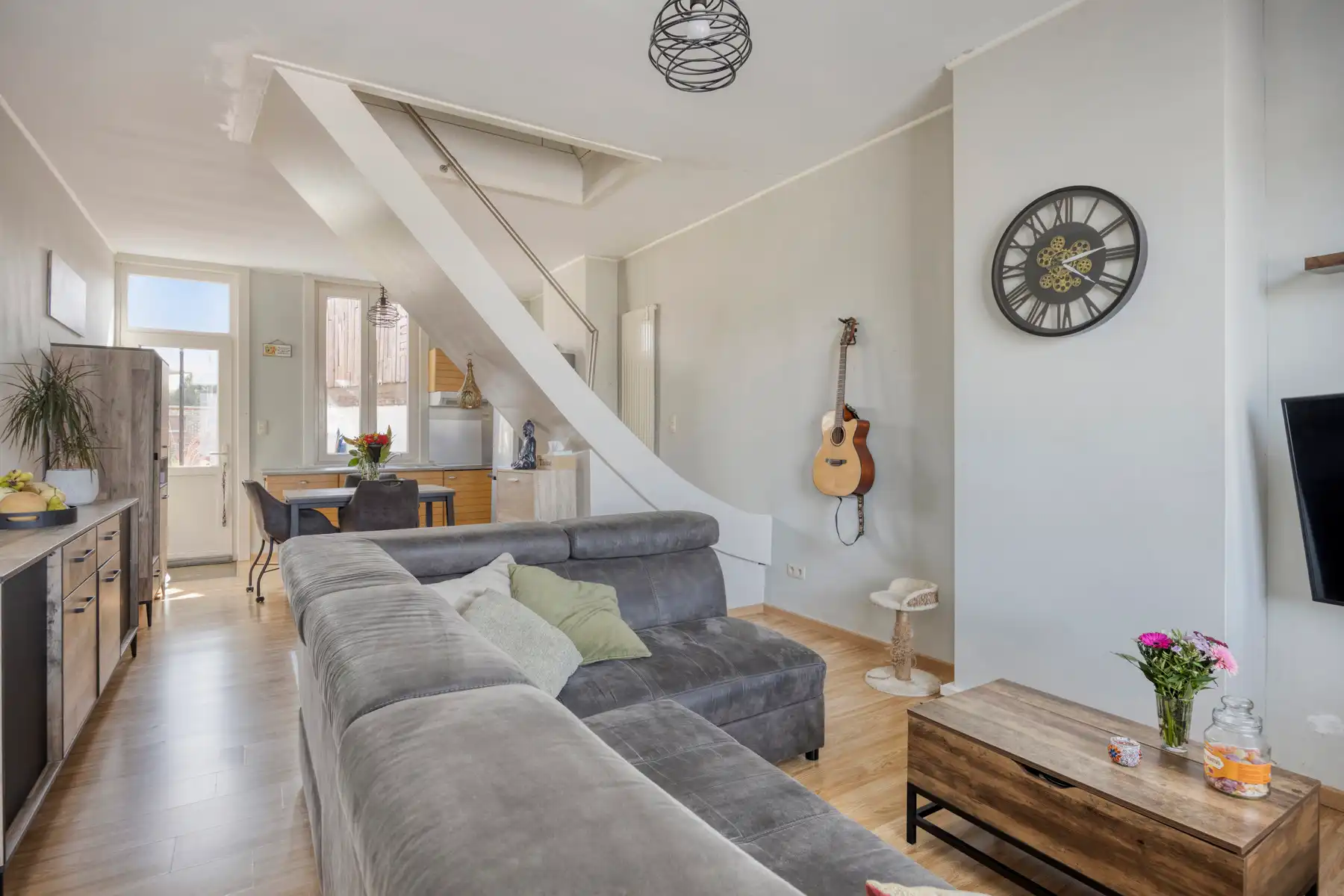 Centraal gelegen instapklare woning met 2 slpk en zuidtuin foto {{pictureIndex}}