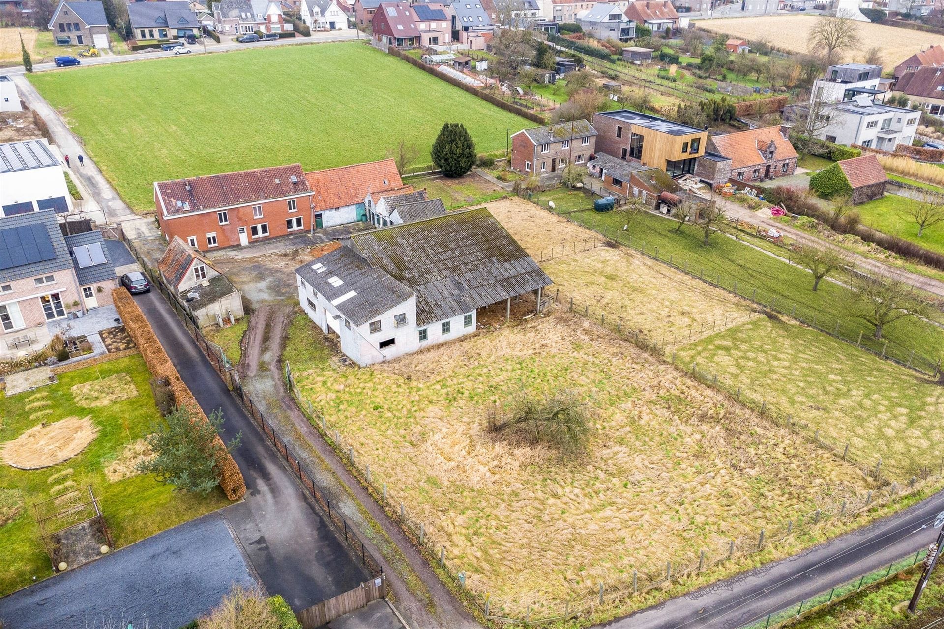 2129m² grond met bouwvallig hoevetje en bijgebouwen. foto 5