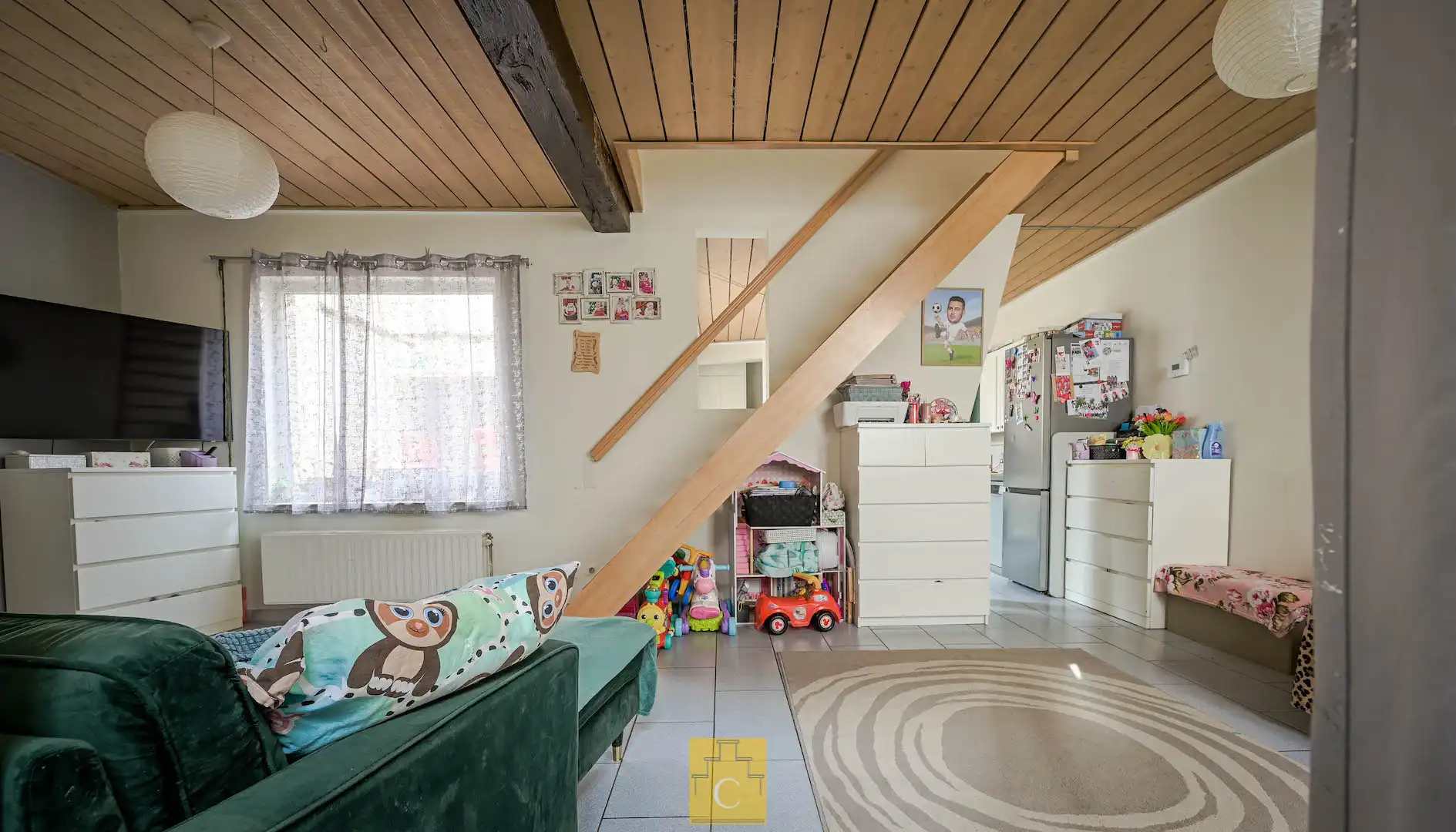 Brugs huis in de schaduw van Jeruzalemkerk, authentieke 16e-17e eeuwse gevel foto 3