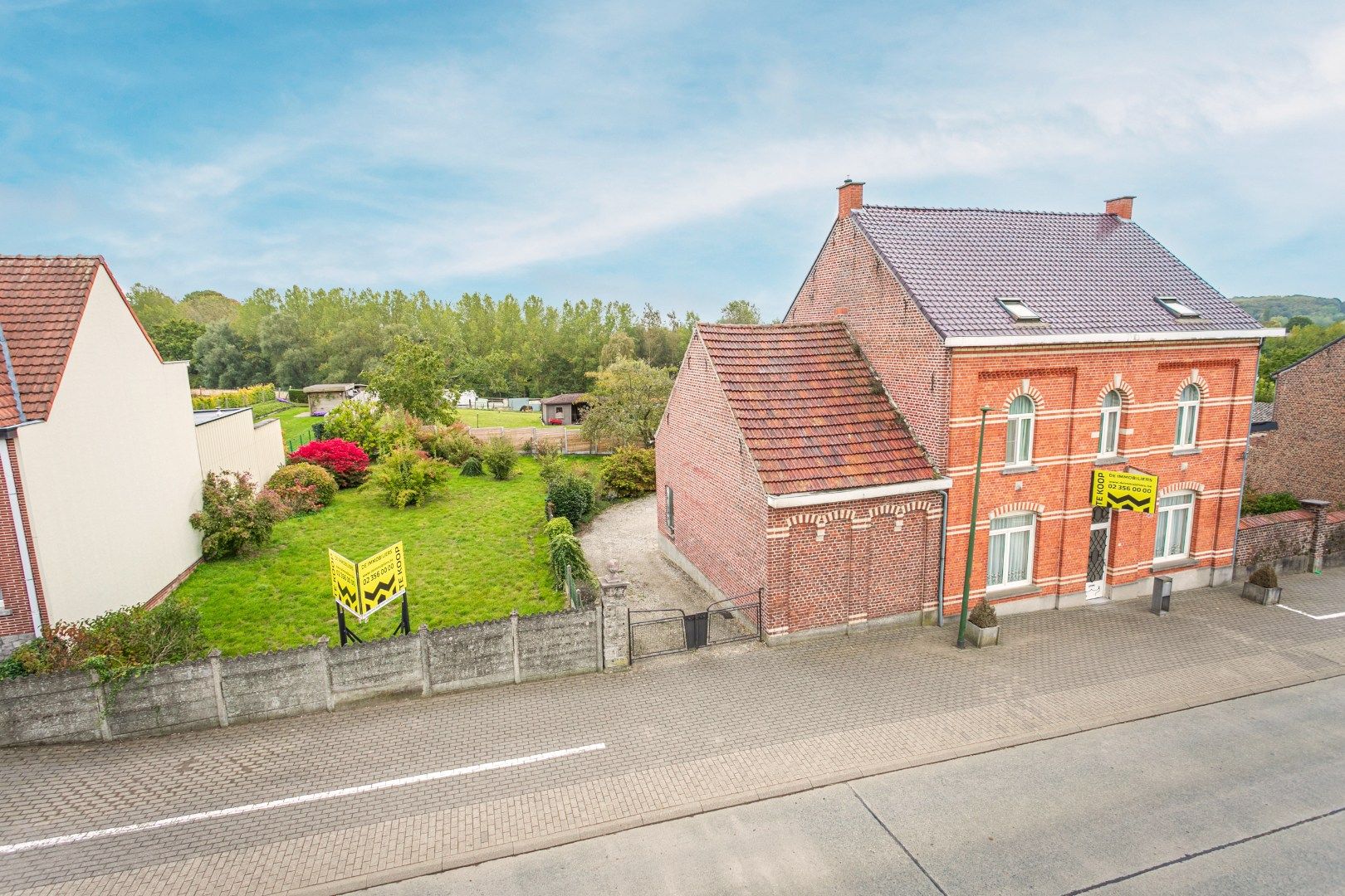 Hoofdfoto van de publicatie: Karaktervolle, te renoveren herenhuis met enorm potentieel te Gooik