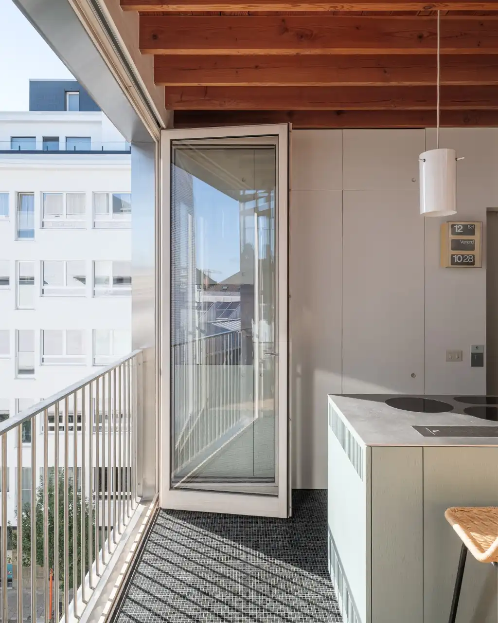Architectuur, centrum Gent – Genereuze split-level woning met bijzondere ruimtelijkheden, dakterras, en achterliggende polyvalente praktijkruimte. foto 9
