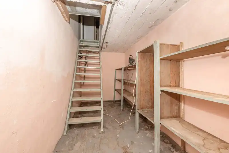 🏡 Te renoveren HALFOPEN woning met 3 slaapkamers, grote garage met uitweg achteraan TE KOOP in het hartje van Sint-Baafs-Vijve! foto 7
