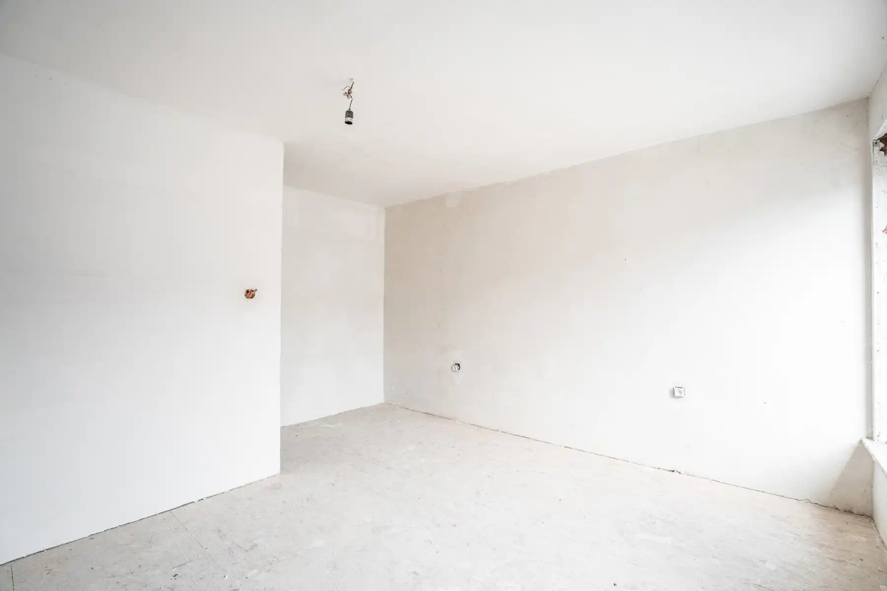 Te renoveren woning met veel potentieel foto 8