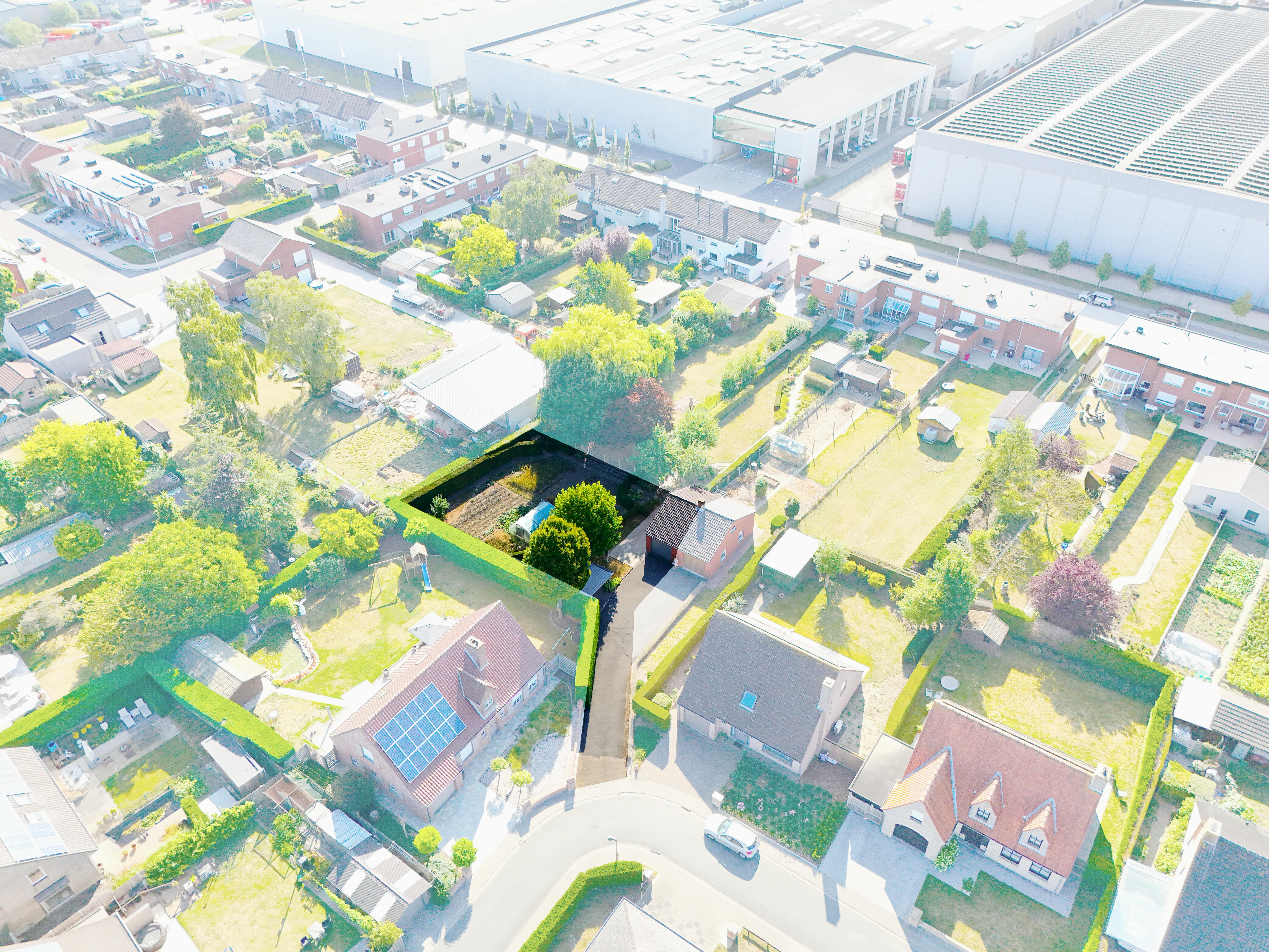 Bouwgrond van 554 m² met uitweg, garage en carport foto {{pictureIndex}}