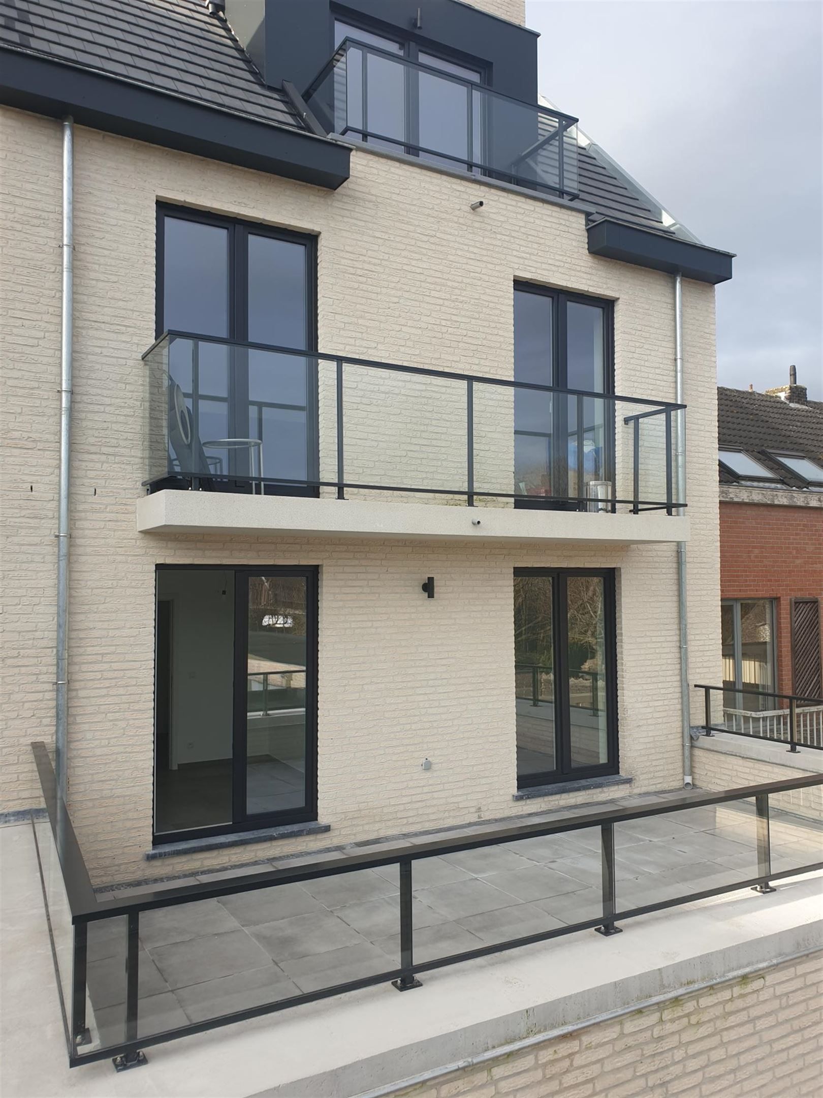 VOLLEDIG OPGESCHILDERD NIEUWBOUWAPPARTEMENT MET TWEE SLAAPKAMERS EN TWEE TERRASSEN foto {{pictureIndex}}
