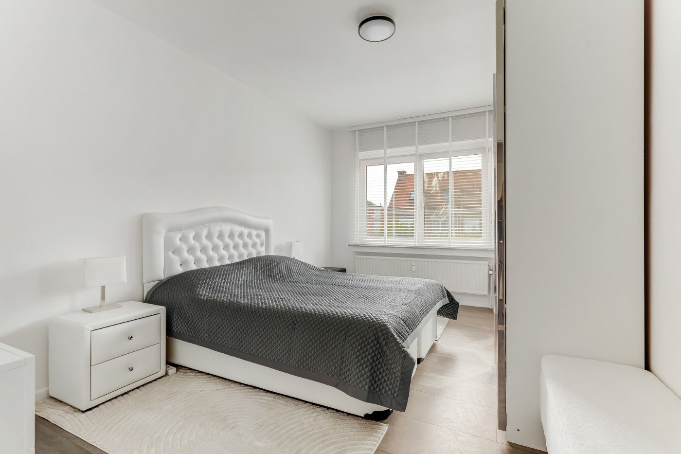 Gerenoveerd app. op 1e verd. met 3 slpk. en garage foto 12