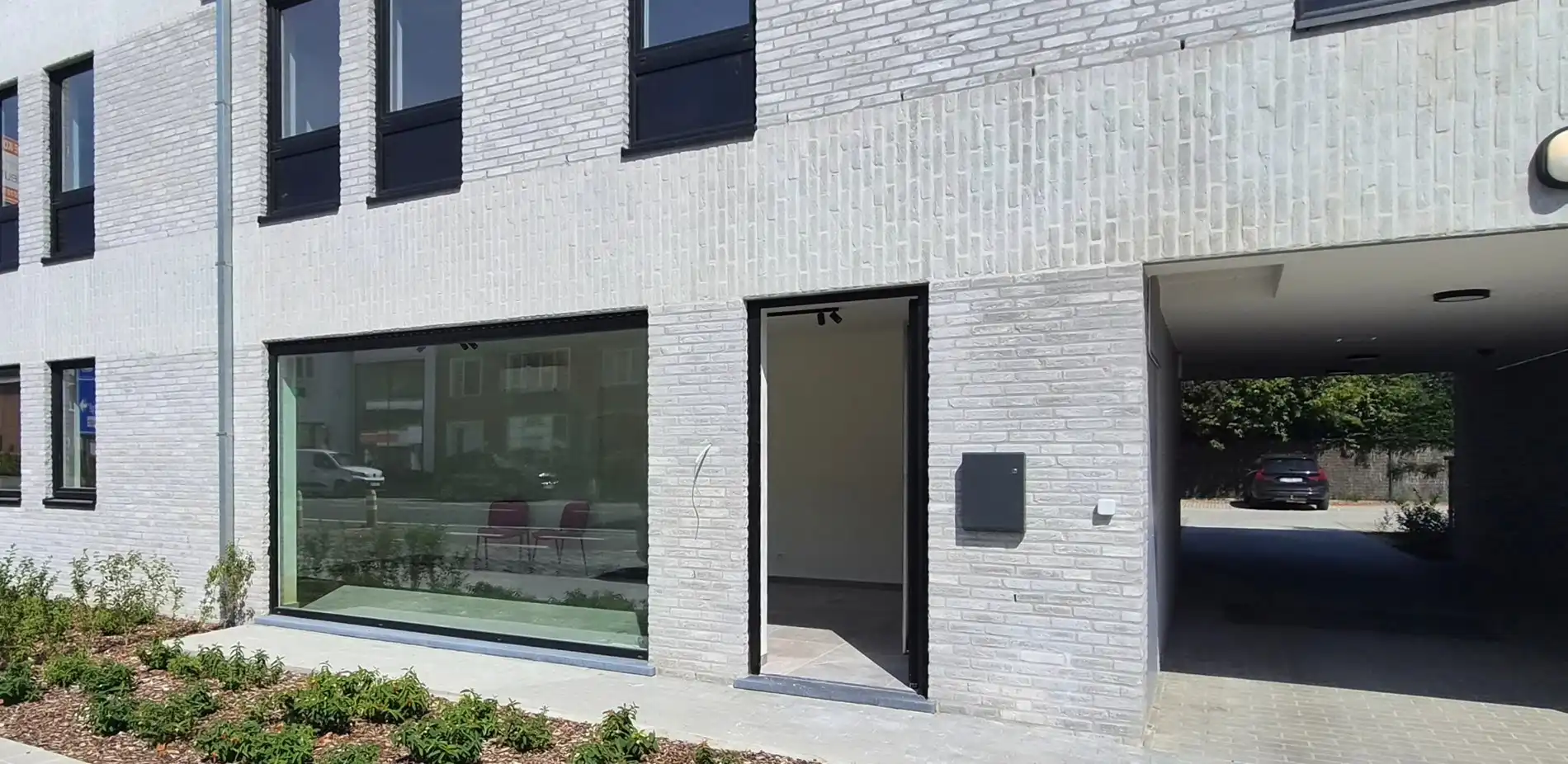 Sint Andries: handels-/kantoorruimte 40m2 met parking foto {{pictureIndex}}