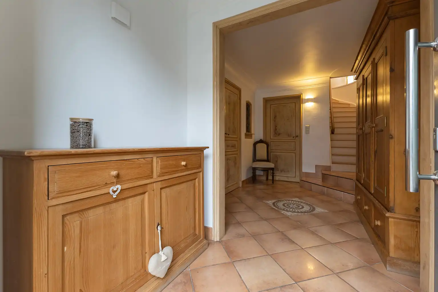 Karaktervolle woning met 4 slpks, garage, bijgebouw en tuin foto 3