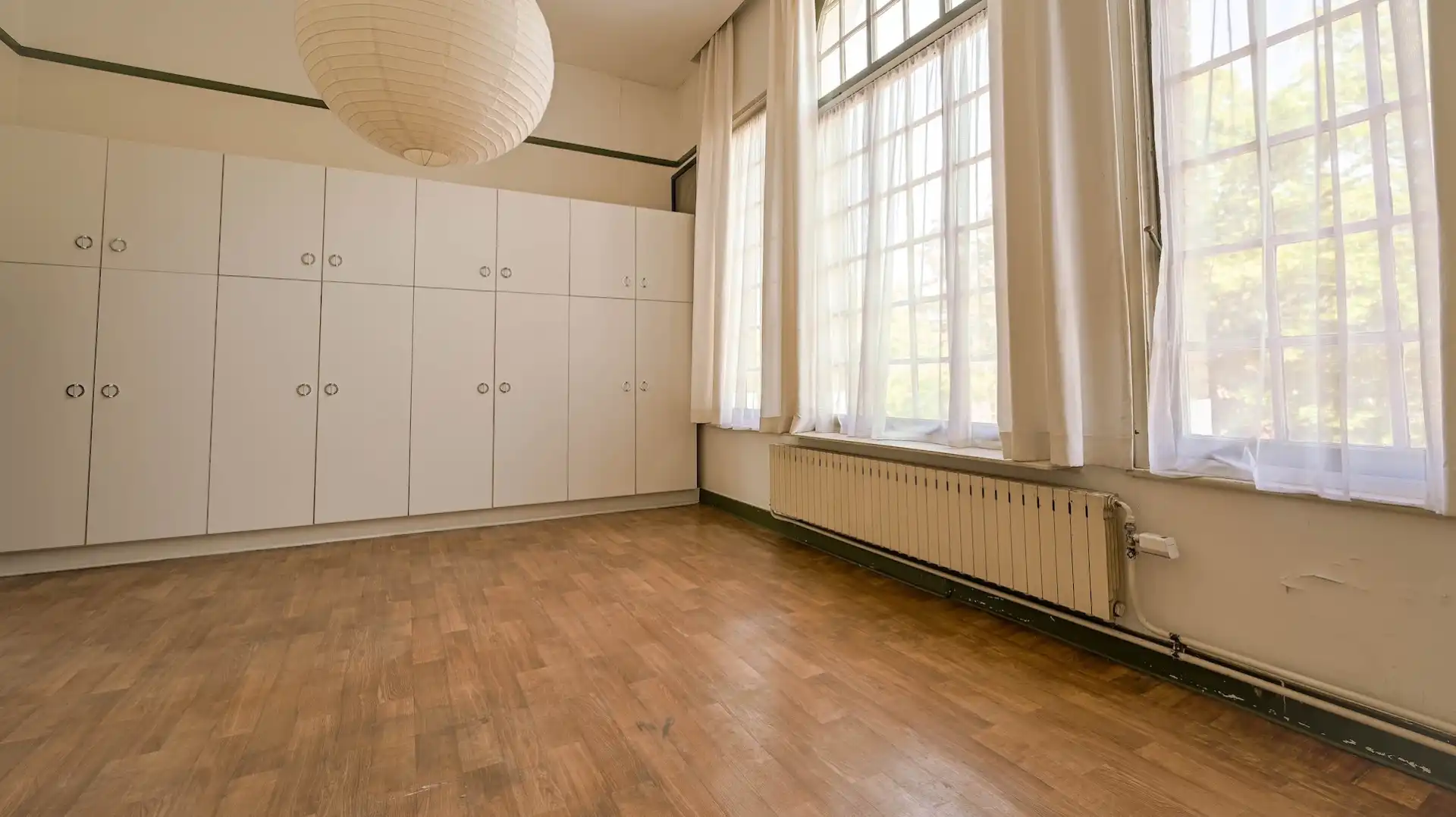 architecturale parel met zonnige stadstuin nabij de Ezelpoort foto 24