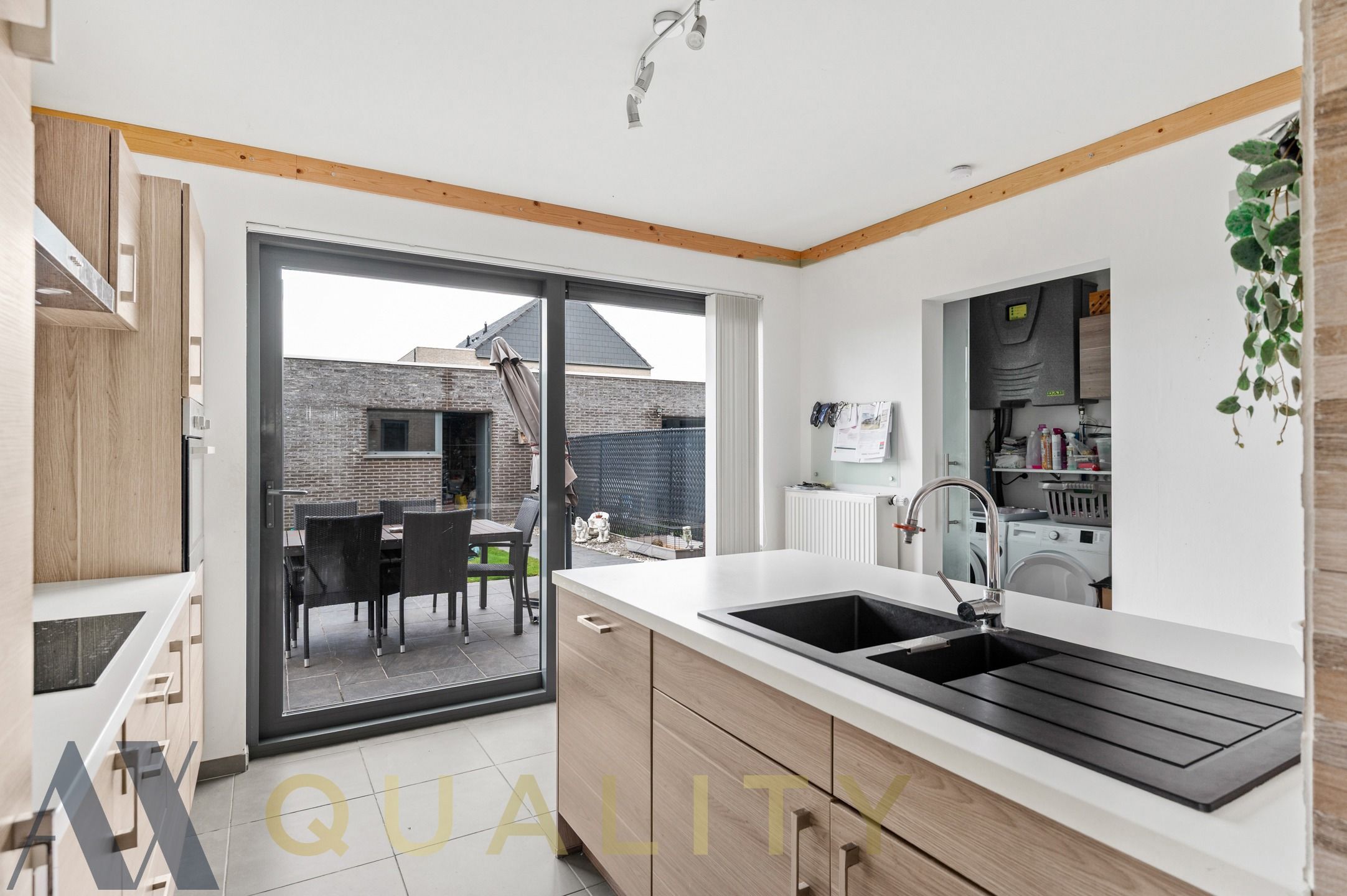 Instapklare recent energiezuinige (energielabel A) Half-open woning met  3 slpk. tuin en dubbele garage foto 4