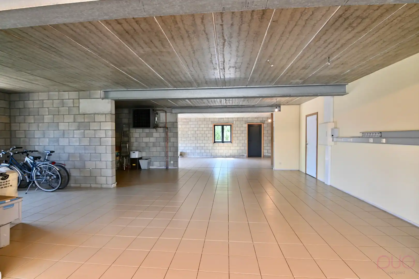 Instapklaar handelspand met bovenliggende woonst omgeven door groen op toplocatie tussen Sint-Truiden en Hasselt foto 8