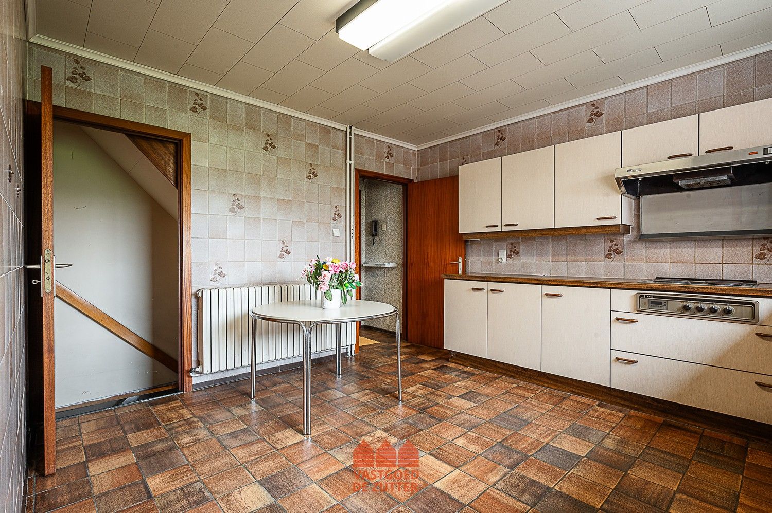 Te renoveren woning met winkel en garage foto 19