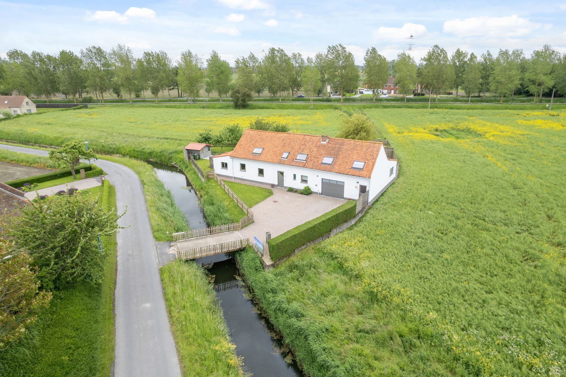 Hoofdfoto van de publicatie: Idyllisch en rustig gelegen alleenstaande woning op 1210 m² 