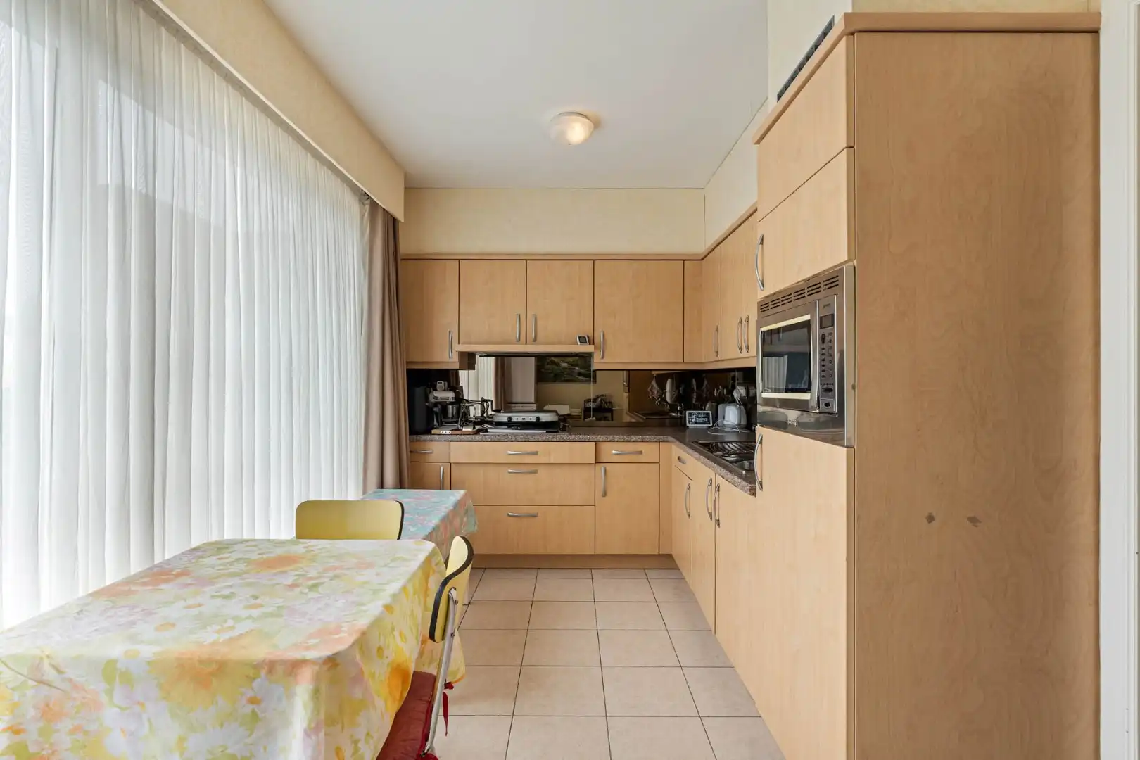 Stijlvol appartement voorzien van 2 slaapkamers, 2 terrassen en een autostandplaats op een rustige locatie in het centrum van Neeroeteren!  foto 12