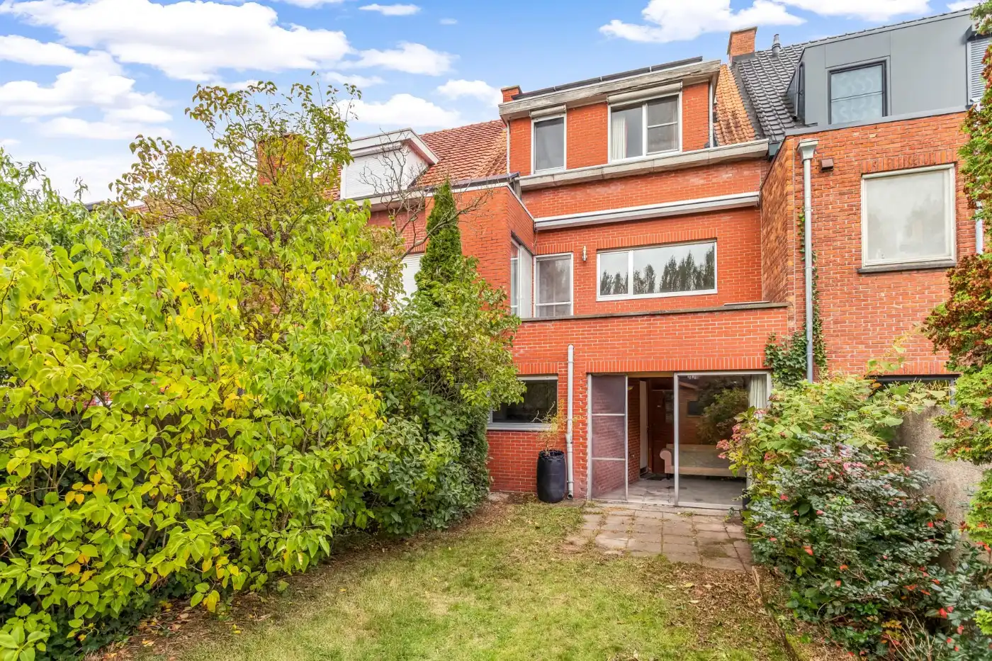 Centraal gelegen, op te frissen woning met 2 à 3 slpk., inpandige garage en tuin foto 30