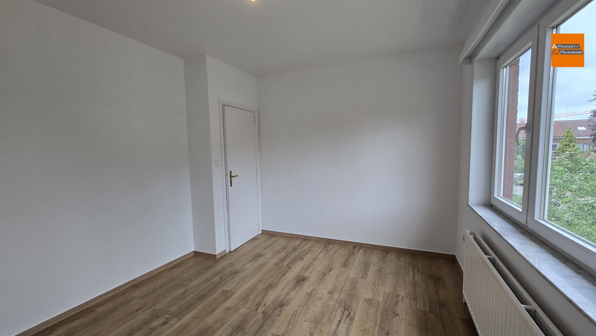 Volledig gerenoveerde woning met 4 slaapkamers en zonnige tuin in rustige wijk foto 15