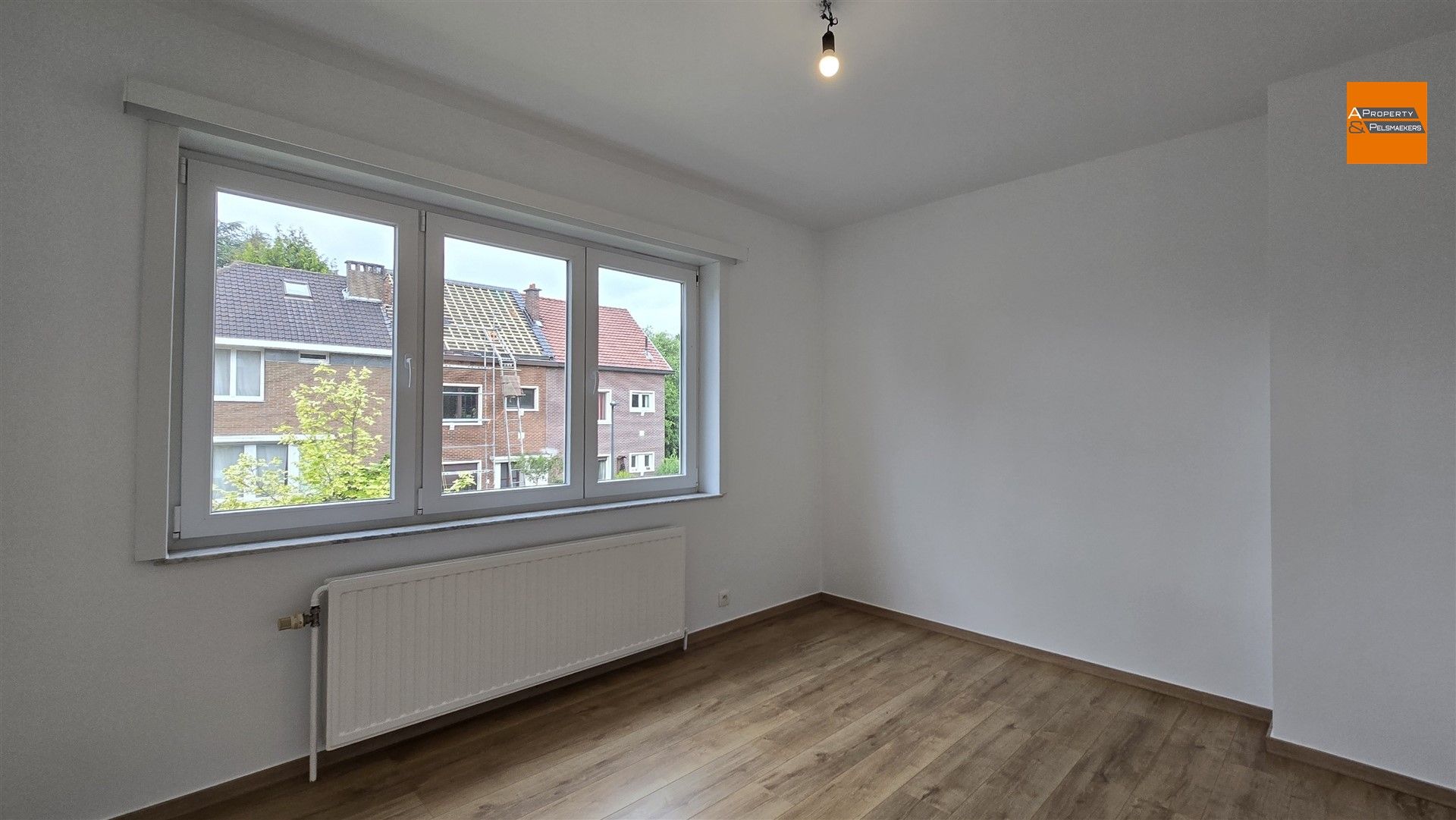 Volledig gerenoveerde woning met 4 slaapkamers en zonnige tuin in rustige wijk foto 15