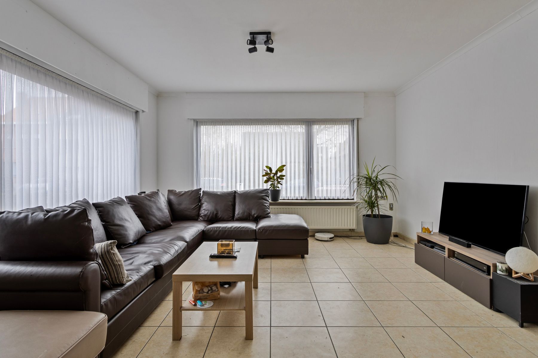 Gezinswoning met 3 slpk, grote tuin, garage en staanplaatsen foto 5
