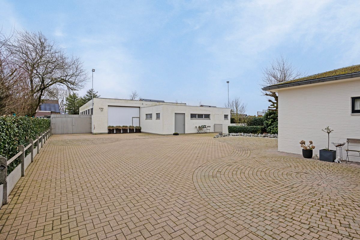 Ruime gelijkvloerse woning met bedrijfshal foto 27