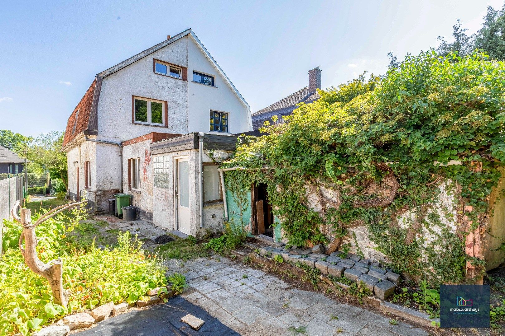 Hoofdfoto van de publicatie: Residentieel gelegen  te renoveren halfopen bebouwing met tuin 