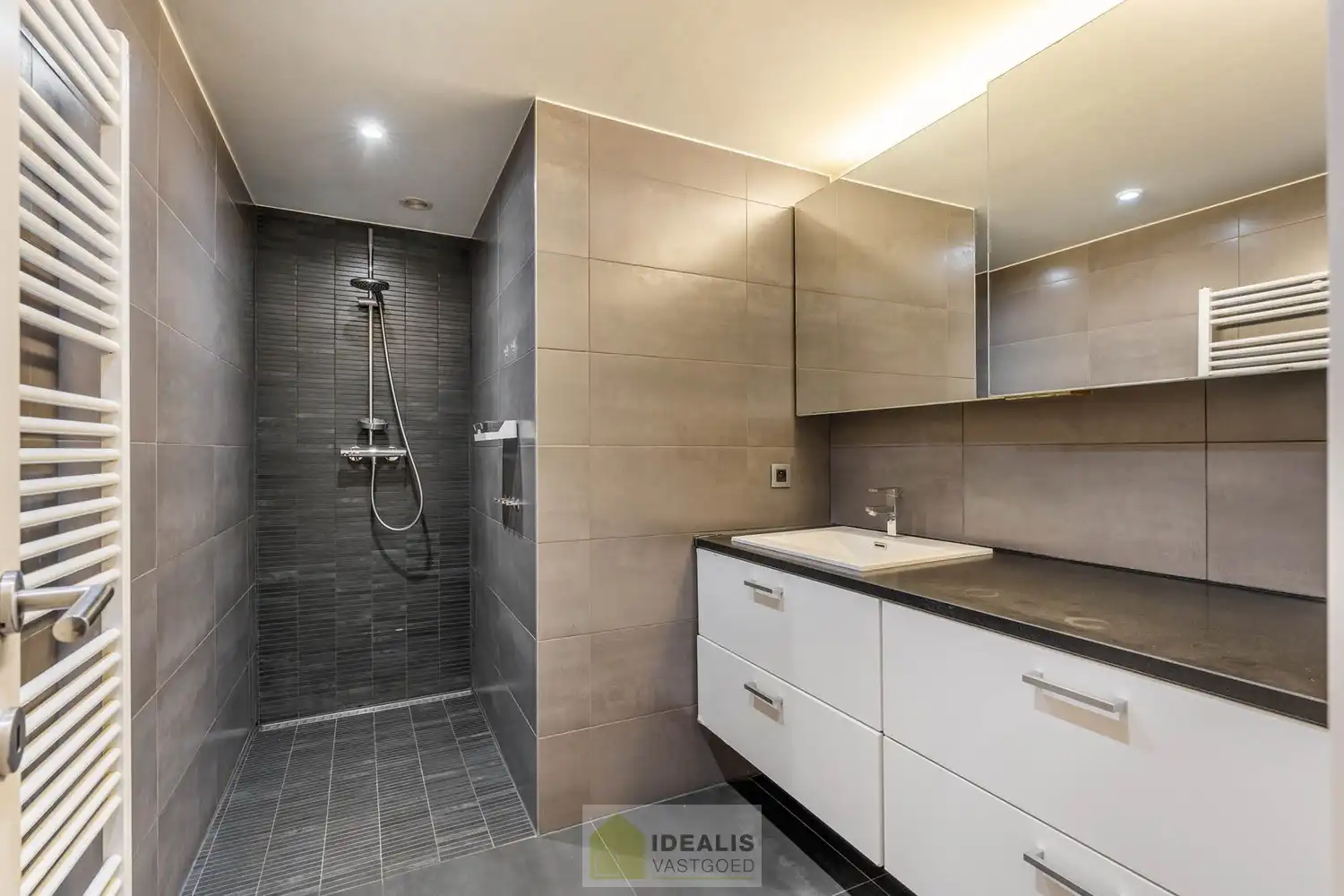 Idealis Vastgoed – Ruim op te frissen gelijkvloers appartement met 3 slaapkamers foto 18