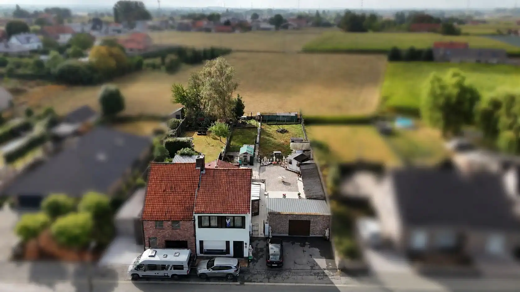 Ruime halfopen woning op een perceel van maar liefst 771 m² incl. de bouwgrond foto 3