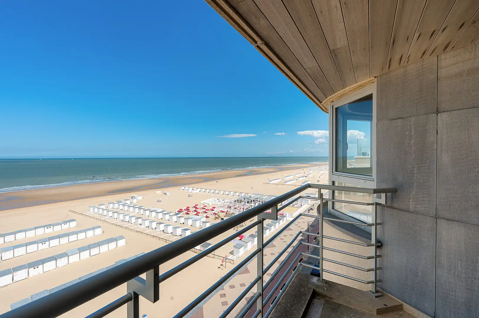 Schitterend hoekappartement in het hart van het Zoute met frontaal zeezicht. foto 11