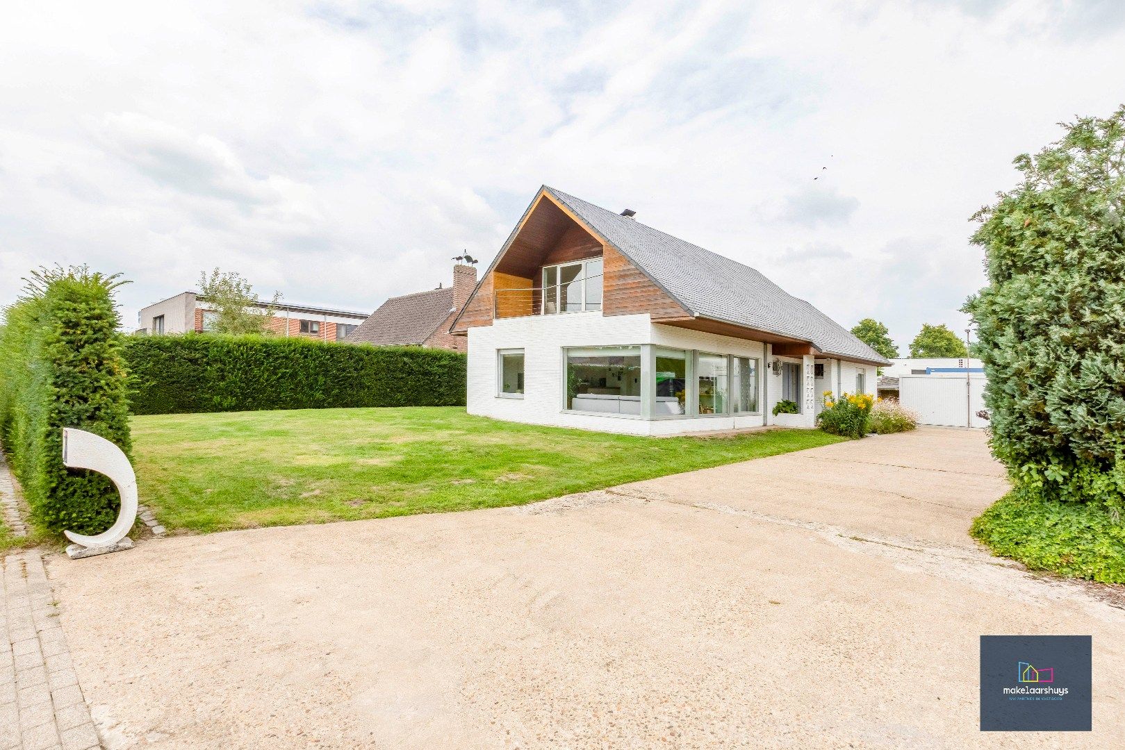 Ruime open bebouwing in Berlare op mooi perceel (897m²) foto {{pictureIndex}}