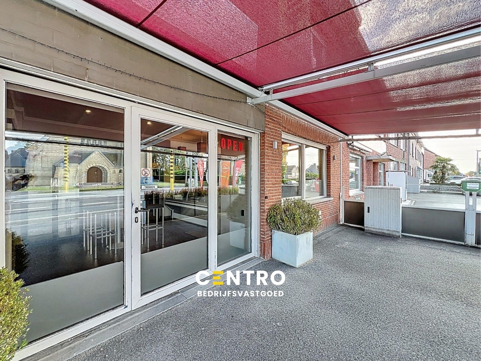 Handelshuis te TORHOUT te koop op verbindingsweg met veel passage. Heden nog ingericht als frituur ! foto {{pictureIndex}}