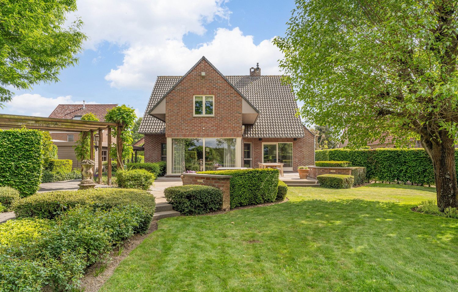 Uitzonderlijk mooie villa op 2.114 M2 in Kinrooi. foto {{pictureIndex}}
