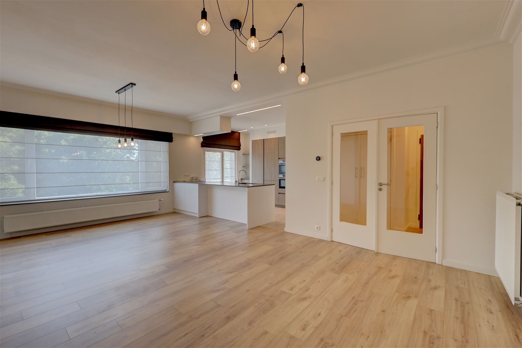 Prachtig appartement met twee slaapkamers, terras en garagebox in Wilrijk! foto {{pictureIndex}}