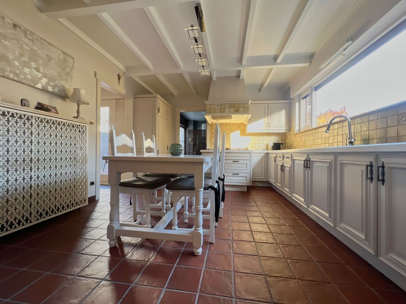 Topper! Stijlvolle woning met zonnige tuin + 2x garage foto 7