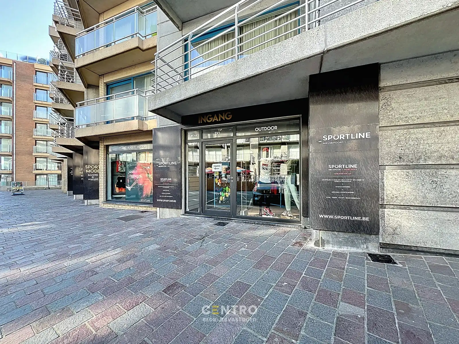 Instapklare commerciële ruimte van ca. 300 m². Uitstekend gelegen met veel passage en zichtbaarheid, ideaal voor retail of showroomconcepten ! foto 2