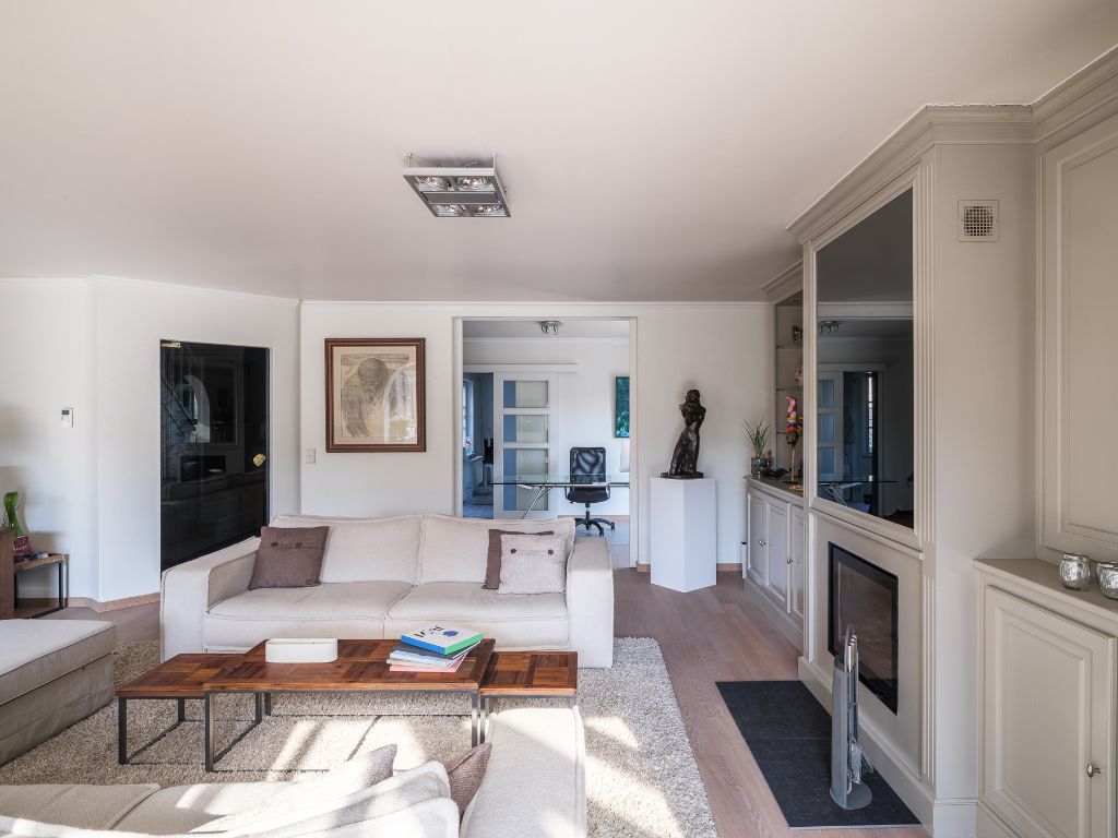 Instapklare, vrijstaande woning met zwembad op een zonnig perceel, drie slaapkamers en de mogelijkheid voor een praktijkruimte in een rustige omgeving. foto 17