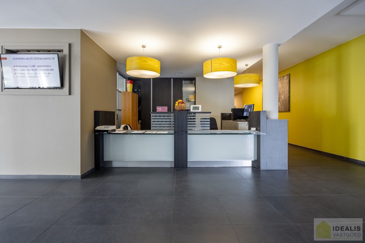 IDEALIS VASTGOED – HOOGWAARDIG AFGEWERKTE ASSISTENTIE-APPARTEMENT IN RESIDENTIE NUMA OP EEN TOPLOCATIE. Gelegen op de 2de verdieping met een bewoonbare oppervlakte van ca. 60m² biedt dit knappe assistentie-appartement een aangename leefruimte met aansluitend een zonnig overdekt terras, uitgeruste keuken en een ruime slaapkamer met veel lichtinval! Daarnaast kan er gebruik gemaakt worden van de talrijke gemeenschappelijke ruimtes en kan men aangenaam vertoeven in de prachtige gemeenschappelijke tuin, een oase van rust! foto 16